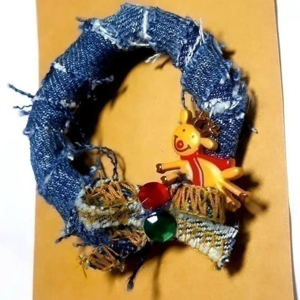 Tasty Raw Edge Denim Wreath-N-Reindeer Pin